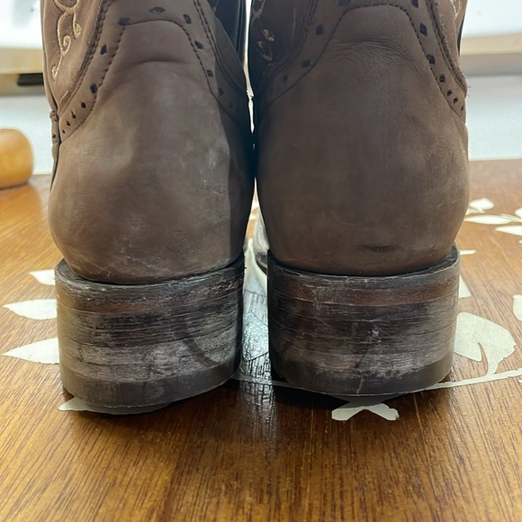 Women's JOE EXCLUSIVE brown boot with white flowers. Size 6.5 - Picture 3 of 8